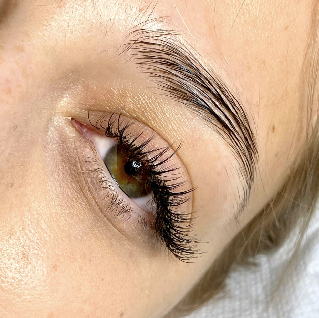 Przedłużanie rzęs 1:1 - efekt naturalny